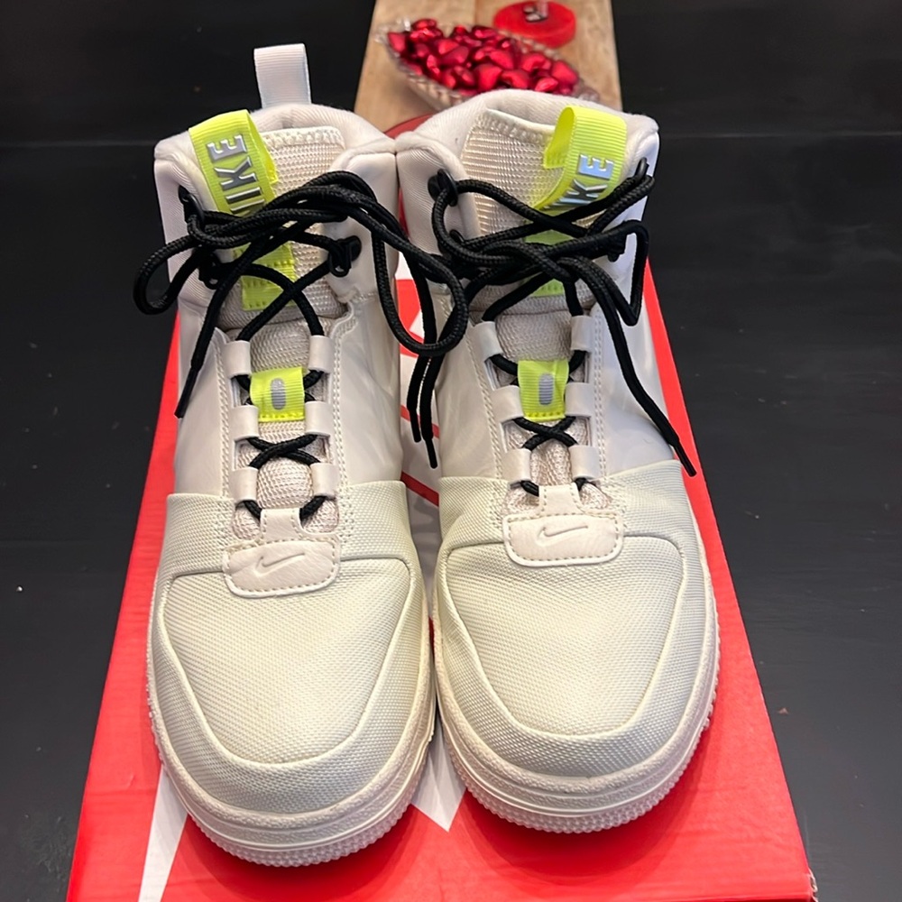 Nike Path WNTR Men’s 9 laced winter boot.  Mint condition. Off white/Volt